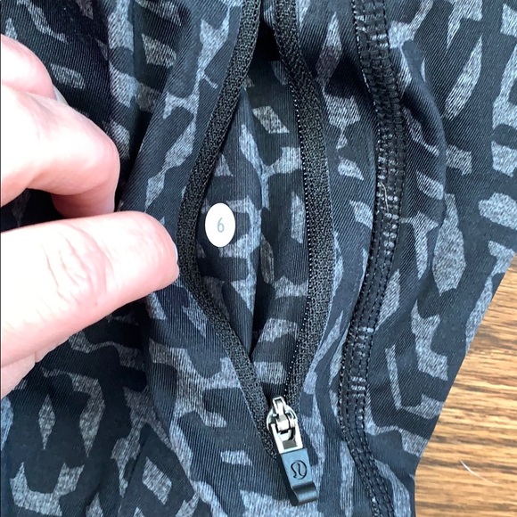 Grey & Black print Size 6 Lululemon Crop - Picture 4 of 7